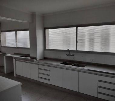 Cozinha com balcão amplo 