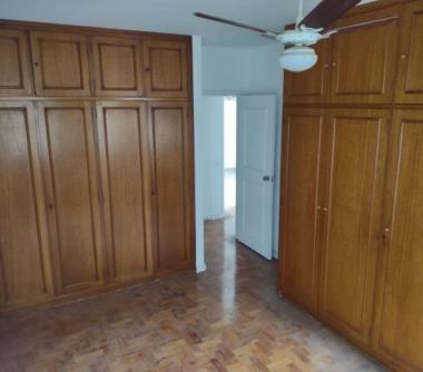 Quarto do casal com guarda-roupa 