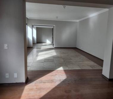 Sala ampla do apartamento