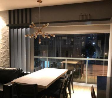 Mesa de jantar com cinco  lugares com lustre no centro