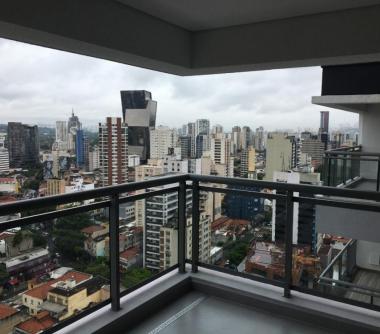 Varanda com  guarda corpo em vidro