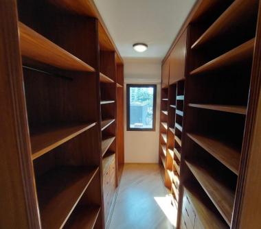 Closet com ótima iluminação  