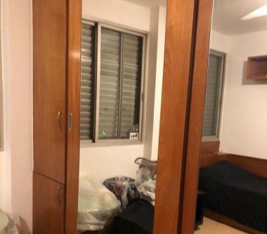 Dormitório com armário  espelhado embutido
