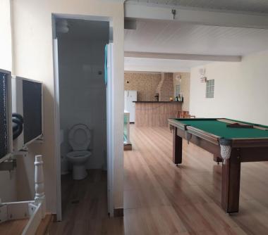 Espaço com banheiro 