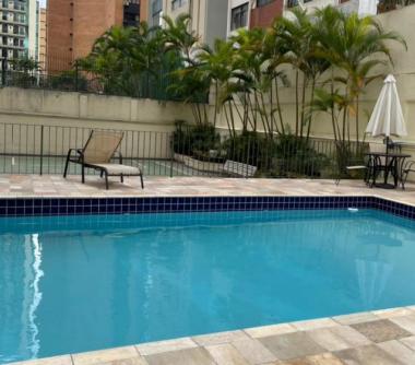 Piscina  com espreguiçadeiras   